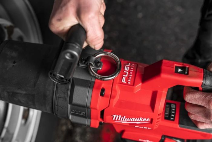Гайковерт аккумуляторный бесщеточный MILWAUKEE 1'' (2711Нм) M18 ONEFHIWF1DS-121C, с кольцом(ЗУ+1ак.)