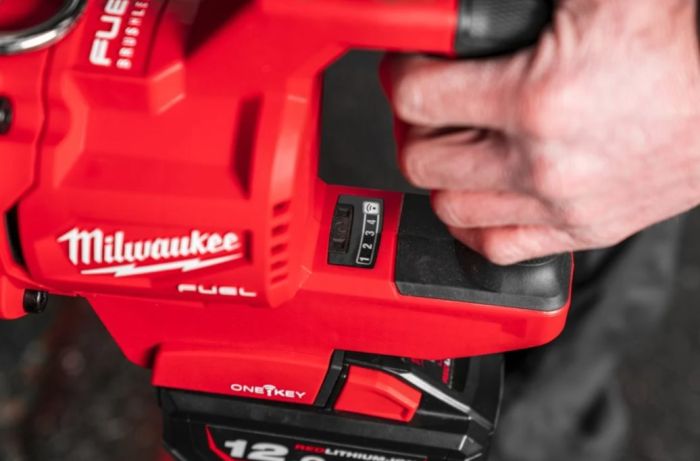 Гайковерт аккумуляторный бесщеточный MILWAUKEE 1'' (2711Нм) M18 ONEFHIWF1DS-121C, с кольцом(ЗУ+1ак.)