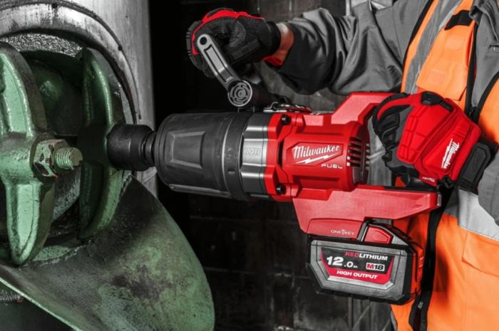 Гайковерт аккумуляторный бесщеточный MILWAUKEE 1'' (2711Нм) M18 ONEFHIWF1DS-121C, с кольцом(ЗУ+1ак.)