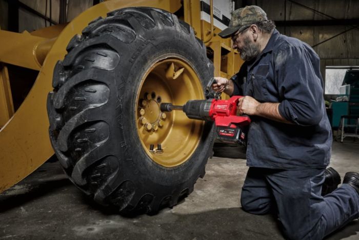 Гайковерт аккумуляторный бесщеточный MILWAUKEE 1'' (2711Нм) M18 ONEFHIWF1D-0C, с кольцом (каркас)
