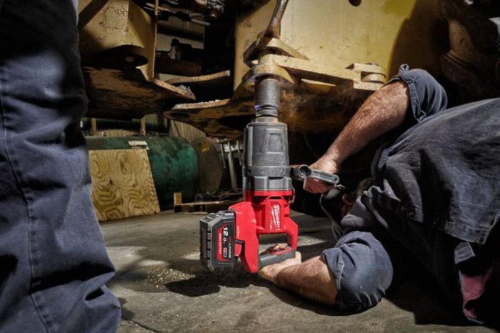 Гайковерт аккумуляторный бесщеточный MILWAUKEE 1'' (2711Нм) M18 ONEFHIWF1DS-0C, с кольцом (каркас)