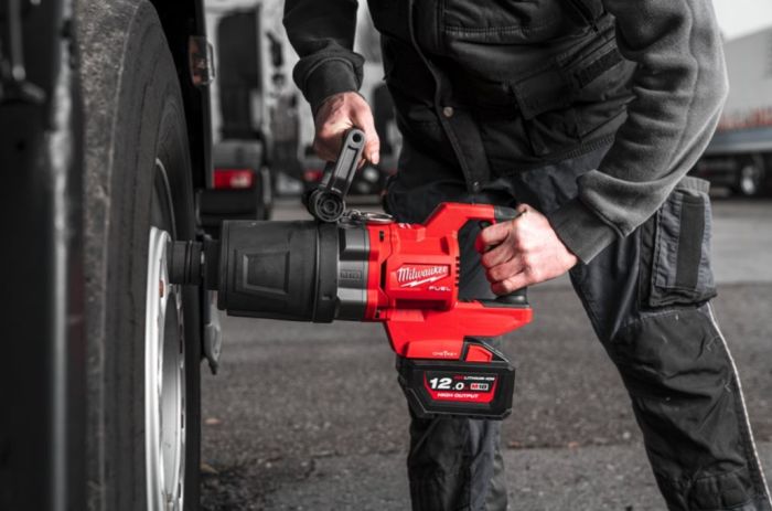 Гайковерт аккумуляторный бесщеточный MILWAUKEE 1'' (2711Нм) M18 ONEFHIWF1DS-0C, с кольцом (каркас)