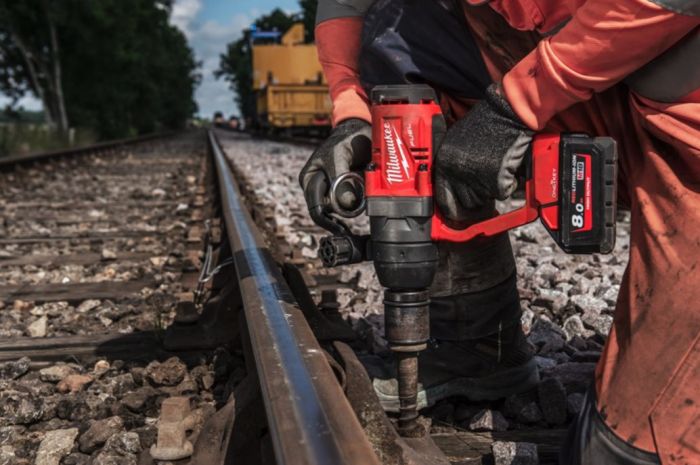 Гайковерт аккумуляторный бесщеточный MILWAUKEE 1'' (2400Нм) M18 ONEFHIWF1-0X, с кольцом (каркас)