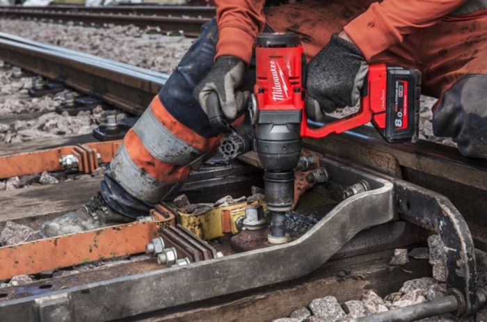 Гайковерт аккумуляторный бесщеточный MILWAUKEE 1'' (2400Нм) M18 ONEFHIWF1-0X, с кольцом (каркас)