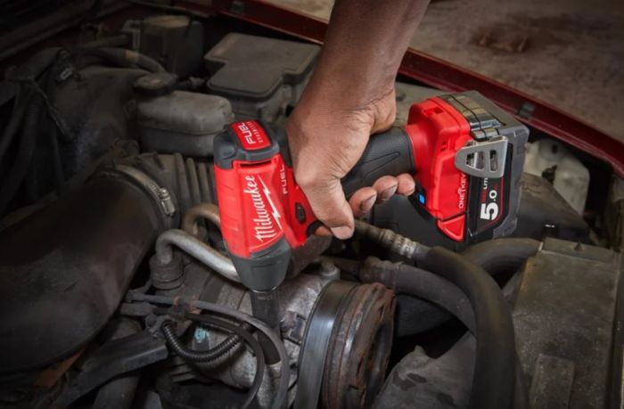 Гайковерт аккумуляторный бесщеточный MILWAUKEE 1/2" (339Нм) M18 FIW2F12-0X, с кольцом (каркас+кейс)