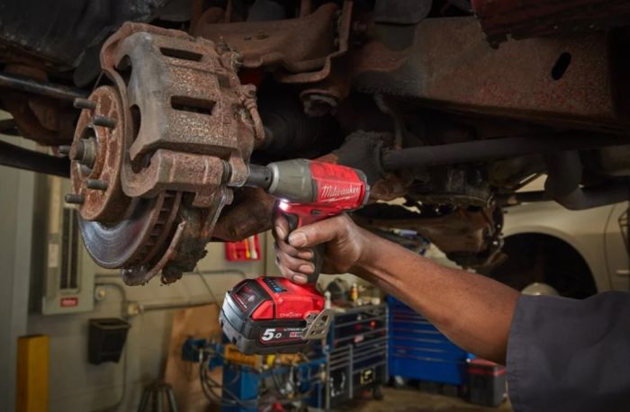 Гайковерт аккумуляторный бесщеточный MILWAUKEE 1/2" (339Нм) M18 FIW2F12-0X, с кольцом (каркас+кейс)