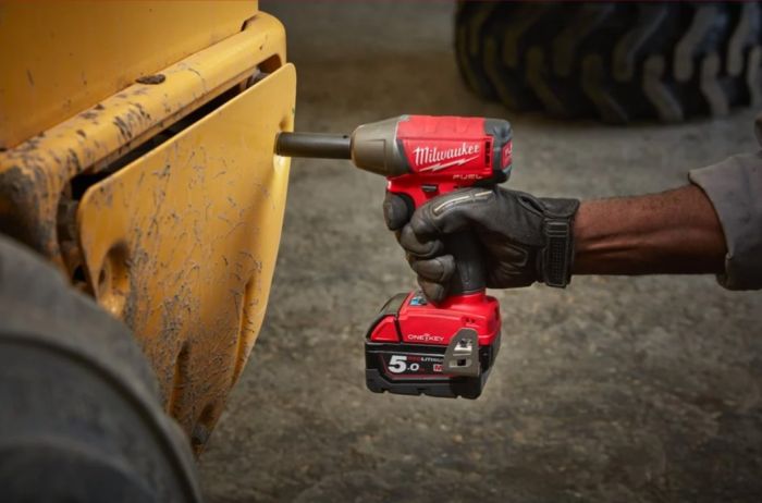 Гайковерт аккумуляторный бесщеточный MILWAUKEE 1/2" (339Нм) M18 FIW2F12-0X, с кольцом (каркас+кейс)