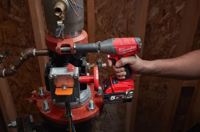 Гайковерт аккумуляторный бесщеточный MILWAUKEE 1/2" (339Нм) M18 FIW2F12-0X, с кольцом (каркас+кейс)