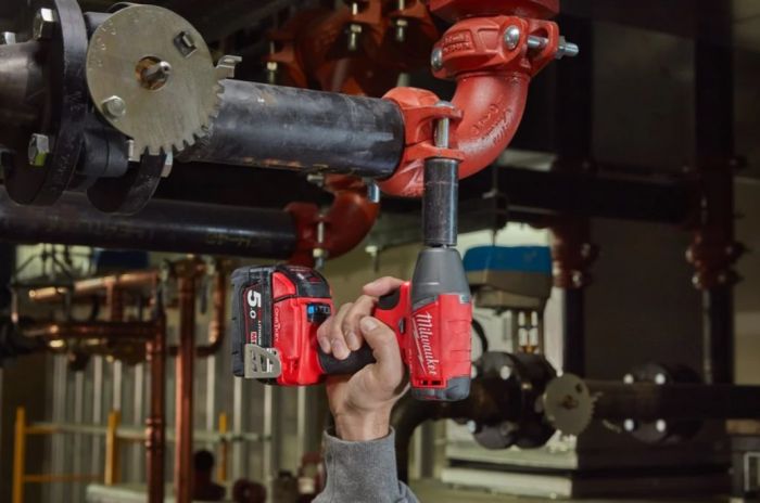 Гайковерт аккумуляторный бесщеточный MILWAUKEE 1/2" (339Нм) M18 FIW2F12-0X, с кольцом (каркас+кейс)
