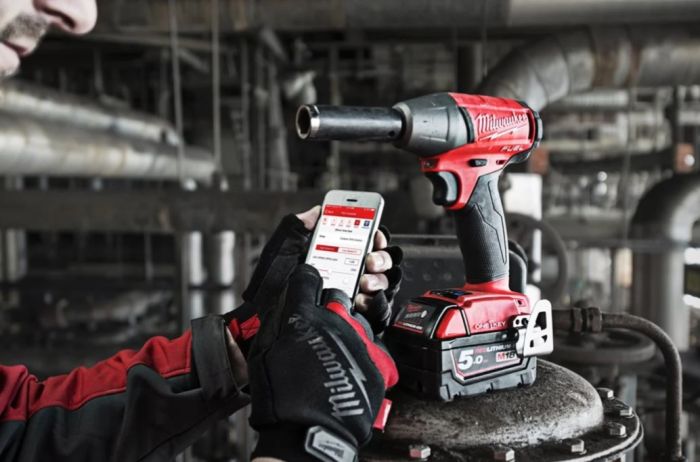 Гайковерт аккумуляторный бесщеточный MILWAUKEE 1/2" (339Нм) M18 FIW2F12-0X, с кольцом (каркас+кейс)