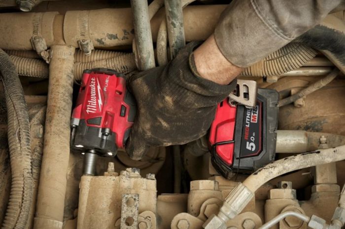 Гайковерт аккумуляторный бесщеточный MILWAUKEE 1/2" (339 Нм) M18 FIW2P12-502X, с пином (ЗУ+2Х5Ач)