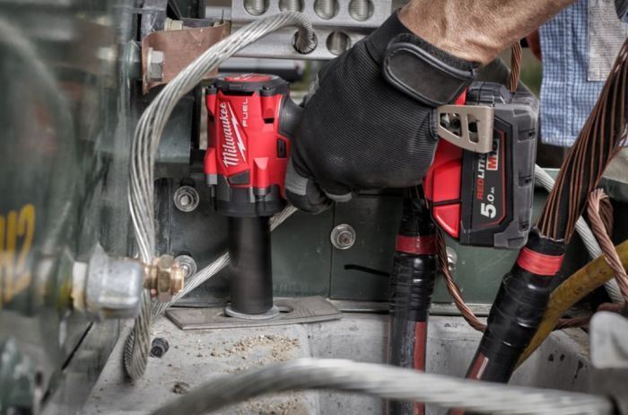 Гайковерт аккумуляторный бесщеточный MILWAUKEE 1/2" (339 Нм) M18 FIW2P12-502X, с пином (ЗУ+2Х5Ач)