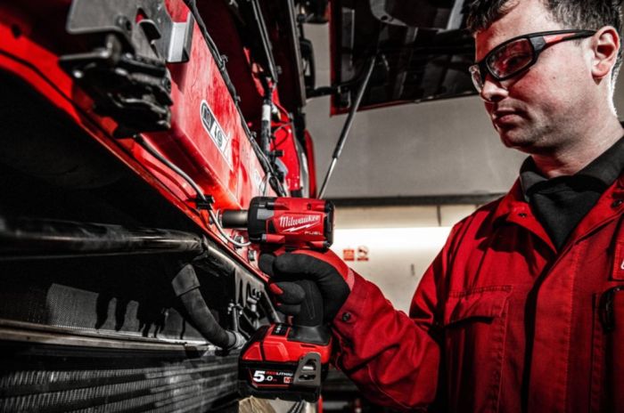 Гайковерт аккумуляторный бесщеточный MILWAUKEE 1/2" (339 Нм) M18 FIW2P12-502X, с пином (ЗУ+2Х5Ач)