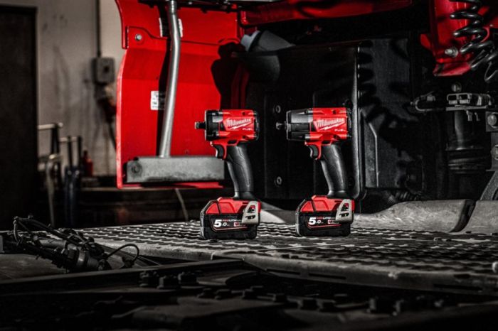Гайковерт аккумуляторный бесщеточный MILWAUKEE 1/2" (339 Нм) M18 FIW2P12-502X, с пином (ЗУ+2Х5Ач)