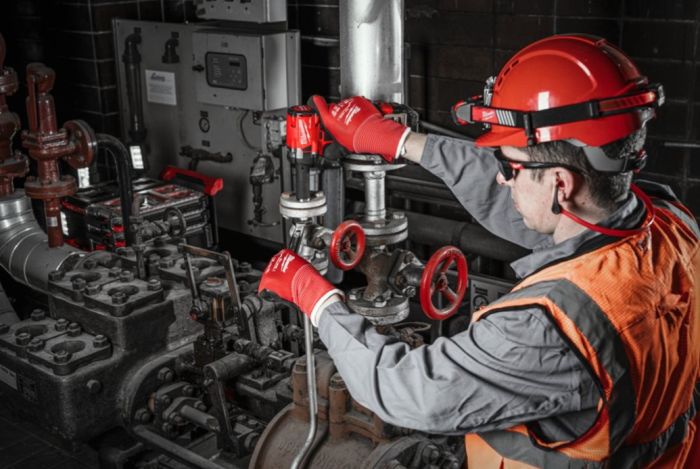 Гайковерт аккумуляторный бесщеточный MILWAUKEE 1/2" (339 Нм) M18 FIW2P12-502X, с пином (ЗУ+2Х5Ач)