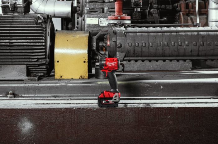 Гайковерт аккумуляторный бесщеточный MILWAUKEE 1/2" (339 Нм) M18 FIW2P12-502X, с пином (ЗУ+2Х5Ач)