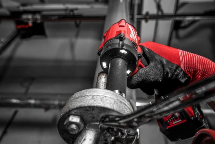 Гайковерт аккумуляторный бесщеточный MILWAUKEE 1/2" (339 Нм) M18 FIW2P12-502X, с пином (ЗУ+2Х5Ач)