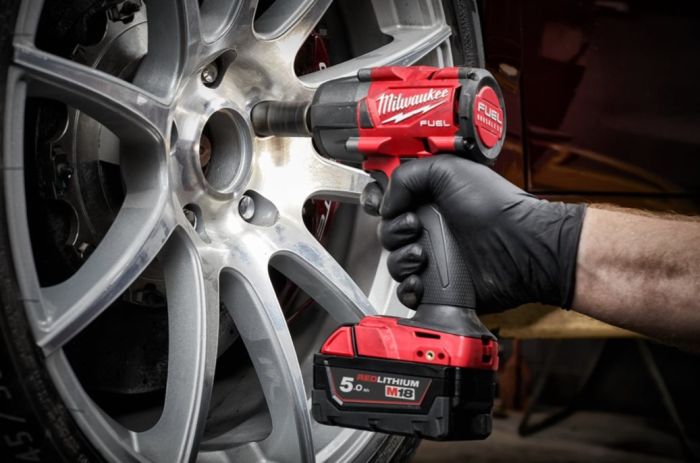 Гайковерт аккумуляторный бесщеточный MILWAUKEE 1/2" (881Нм) M18 FMTIW2P12-502X, с пином (ЗУ+2Х5Ач)