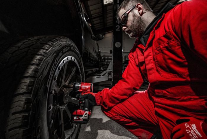 Гайковерт аккумуляторный бесщеточный MILWAUKEE 1/2" (881Нм) M18 FMTIW2P12-502X, с пином (ЗУ+2Х5Ач)