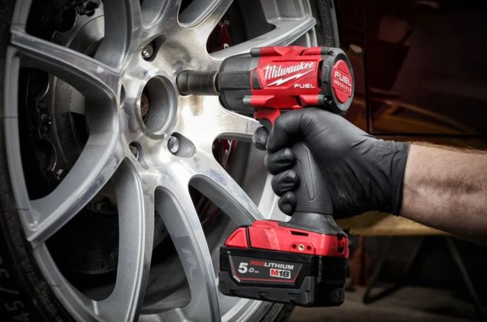 Гайковерт аккумуляторный бесщёточный MILWAUKEE 1/2" (881 Нм) M18 FMTIW2F12-0Х, с кольцом (каркас)