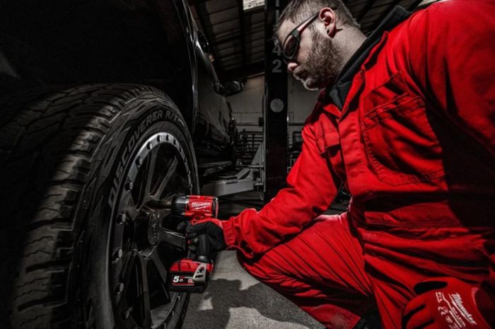 Гайковерт аккумуляторный бесщёточный MILWAUKEE 1/2" (881 Нм) M18 FMTIW2F12-0Х, с кольцом (каркас)