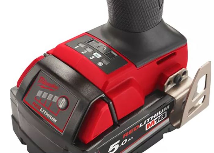 Гайковерт аккумуляторный бесщёточный MILWAUKEE 1/2" (881 Нм) M18 FMTIW2F12-502X,с кольцом