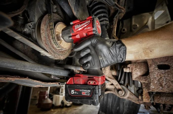 Гайковерт аккумуляторный бесщёточный MILWAUKEE 1/2" (881 Нм) M18 FMTIW2F12-502X,с кольцом