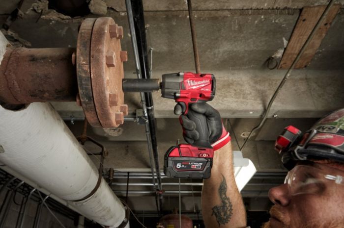 Гайковерт аккумуляторный бесщёточный MILWAUKEE 1/2" (881 Нм) M18 FMTIW2F12-502X,с кольцом