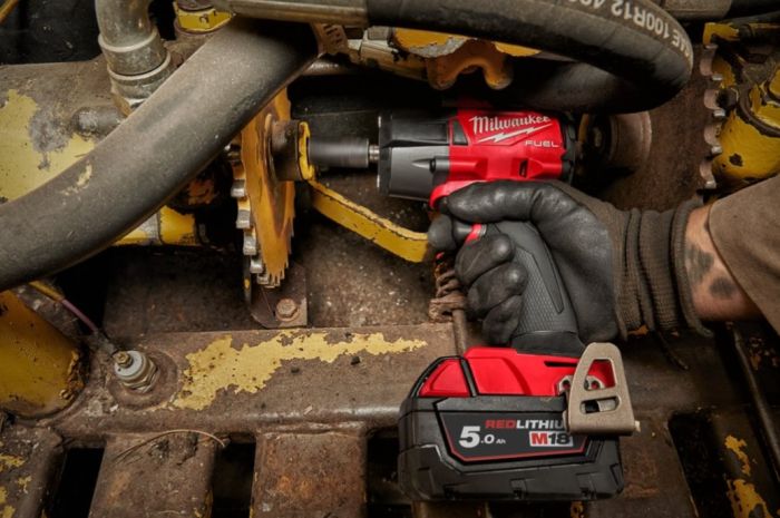 Гайковерт аккумуляторный бесщёточный MILWAUKEE 1/2" (881 Нм) M18 FMTIW2F12-502X,с кольцом