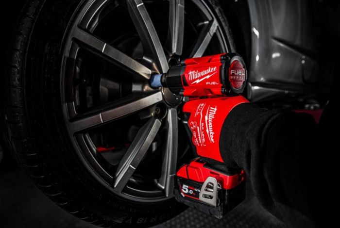 Гайковерт аккумуляторный бесщёточный MILWAUKEE 1/2" (881 Нм) M18 FMTIW2F12-502X,с кольцом