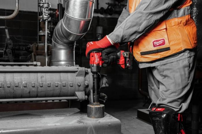 Гайковерт аккумуляторный бесщёточный MILWAUKEE 1/2" (881 Нм) M18 FMTIW2F12-502X,с кольцом