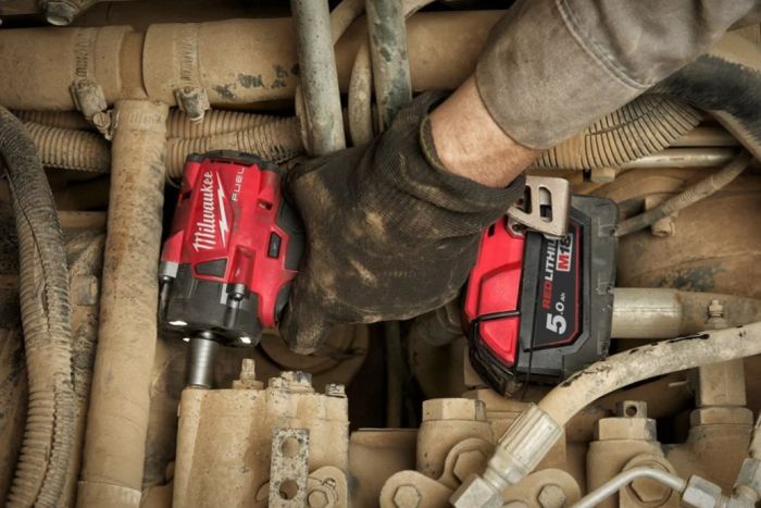 Гайковерт аккумуляторный бесщеточный MILWAUKEE 1/2'' (339Нм) M18 FIW2F12-502X, с кольцом (ЗУ+2Х5Ач)