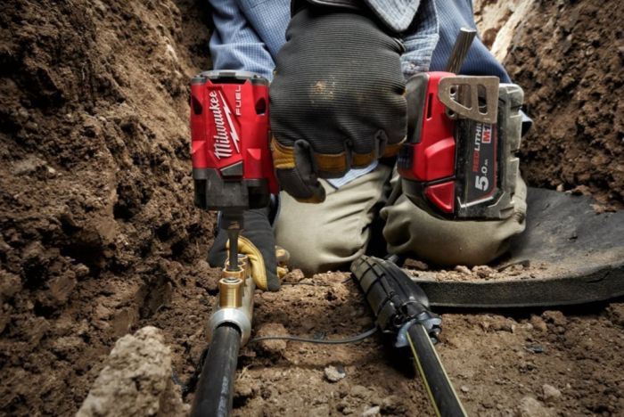 Гайковерт аккумуляторный бесщеточный MILWAUKEE 1/2'' (339Нм) M18 FIW2F12-502X, с кольцом (ЗУ+2Х5Ач)