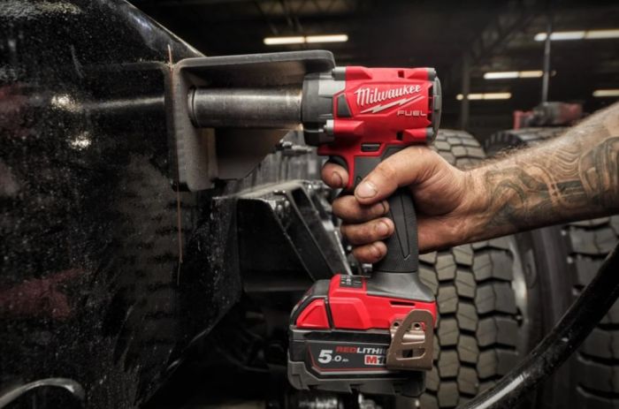 Гайковерт аккумуляторный бесщеточный MILWAUKEE 1/2'' (339Нм) M18 FIW2F12-502X, с кольцом (ЗУ+2Х5Ач)