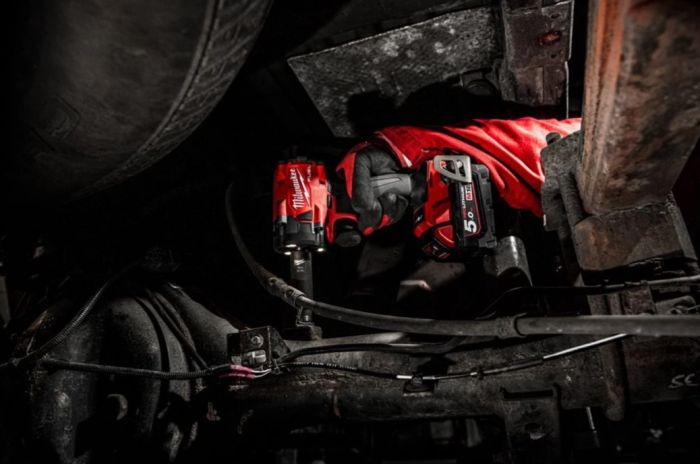 Гайковерт аккумуляторный бесщеточный MILWAUKEE 1/2'' (339Нм) M18 FIW2F12-502X, с кольцом (ЗУ+2Х5Ач)