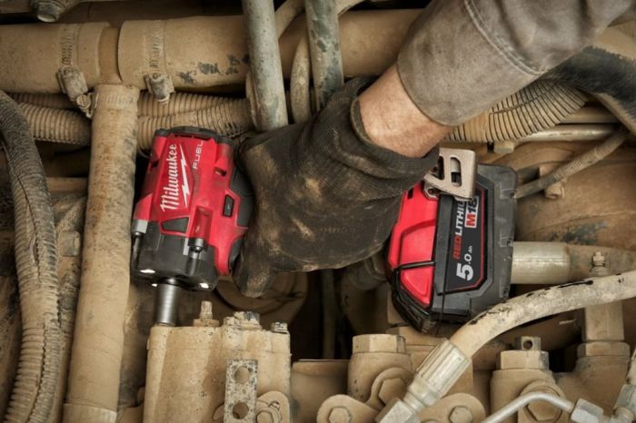 Гайковерт аккумуляторный бесщеточный MILWAUKEE 1/2" (339 Нм) M18 FIW2P12-0X, с пином (каркас+кейс)