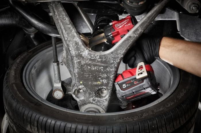 Гайковерт аккумуляторный бесщеточный MILWAUKEE 1/2" (339 Нм) M18 FIW2P12-0X, с пином (каркас+кейс)