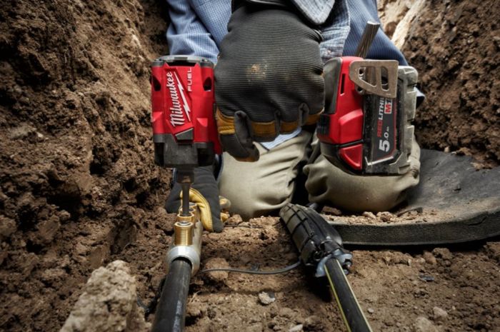 Гайковерт аккумуляторный бесщеточный MILWAUKEE 1/2" (339 Нм) M18 FIW2P12-0X, с пином (каркас+кейс)