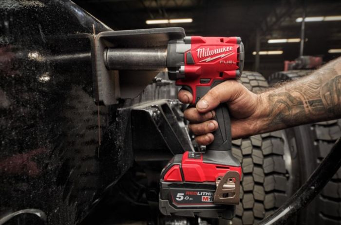 Гайковерт аккумуляторный бесщеточный MILWAUKEE 1/2" (339 Нм) M18 FIW2P12-0X, с пином (каркас+кейс)