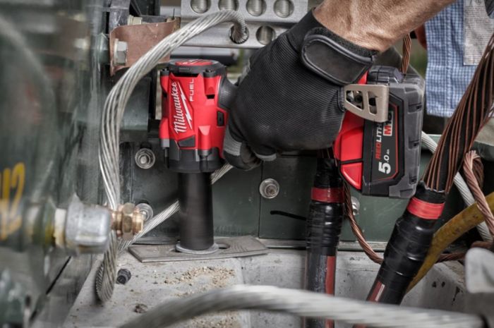 Гайковерт аккумуляторный бесщеточный MILWAUKEE 1/2" (339 Нм) M18 FIW2P12-0X, с пином (каркас+кейс)