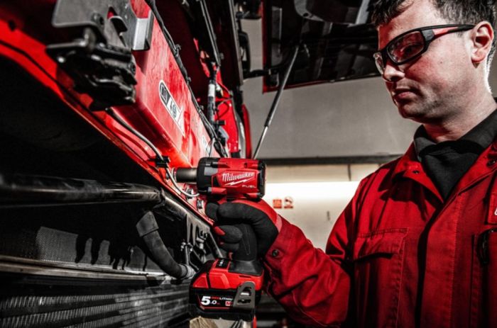 Гайковерт аккумуляторный бесщеточный MILWAUKEE 1/2" (339 Нм) M18 FIW2P12-0X, с пином (каркас+кейс)