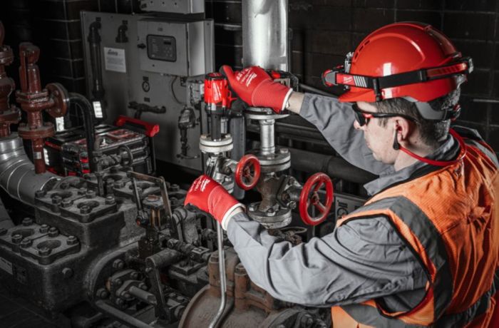 Гайковерт аккумуляторный бесщеточный MILWAUKEE 1/2" (339 Нм) M18 FIW2P12-0X, с пином (каркас+кейс)