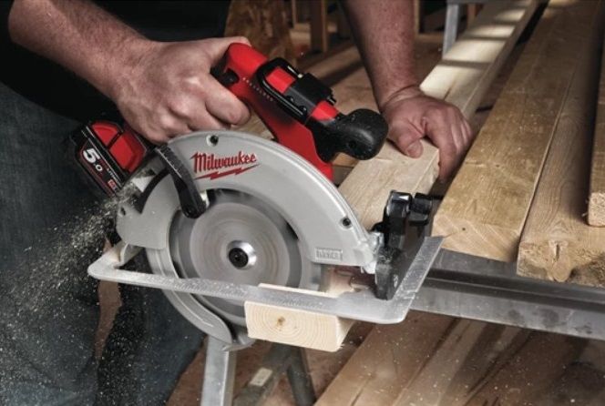 Пила дисковая аккумуляторная бесщеточная MILWAUKEE M18 BLCS66-0 Ø165мм (каркас)