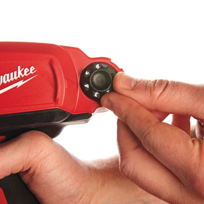 Пистолет для герметика аккумуляторный MILWAUKEE M12 PCG/310C-0 (310мл) (каркас)