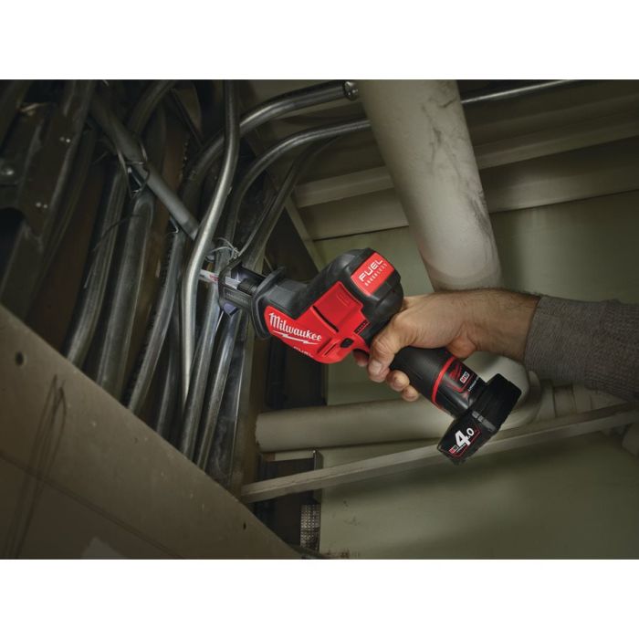 Пила сабельная аккумуляторная бесщеточная MILWAUKEE M12 CHZ-202C (ЗУ+2акк.Х2Ач+кейс)