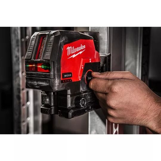 Нивелир линейно-точечный аккумуляторный MILWAUKEE M12 CLLP-301C (зелёный луч)