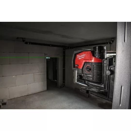Нивелир линейно-точечный аккумуляторный MILWAUKEE M12 CLLP-301C (зелёный луч)