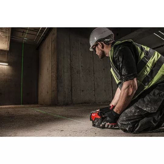 Нивелир линейно-точечный аккумуляторный MILWAUKEE M12 CLLP-301C (зелёный луч)