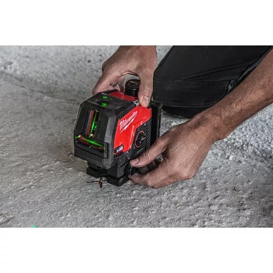 Нивелир линейно-точечный аккумуляторный MILWAUKEE M12 CLLP-301C (зелёный луч)