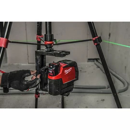 Нивелир линейно-точечный аккумуляторный MILWAUKEE M12 CLLP-301C (зелёный луч)
